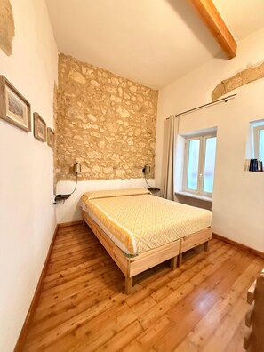 Iron/ironing board, WiFi, bed sheets - Laura House Apartment (Cagliari)
