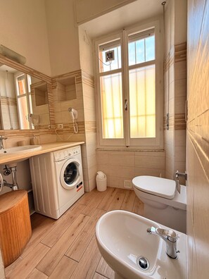 Hair dryer, towels, soap, toilet paper - Laura House Apartment (Cagliari)