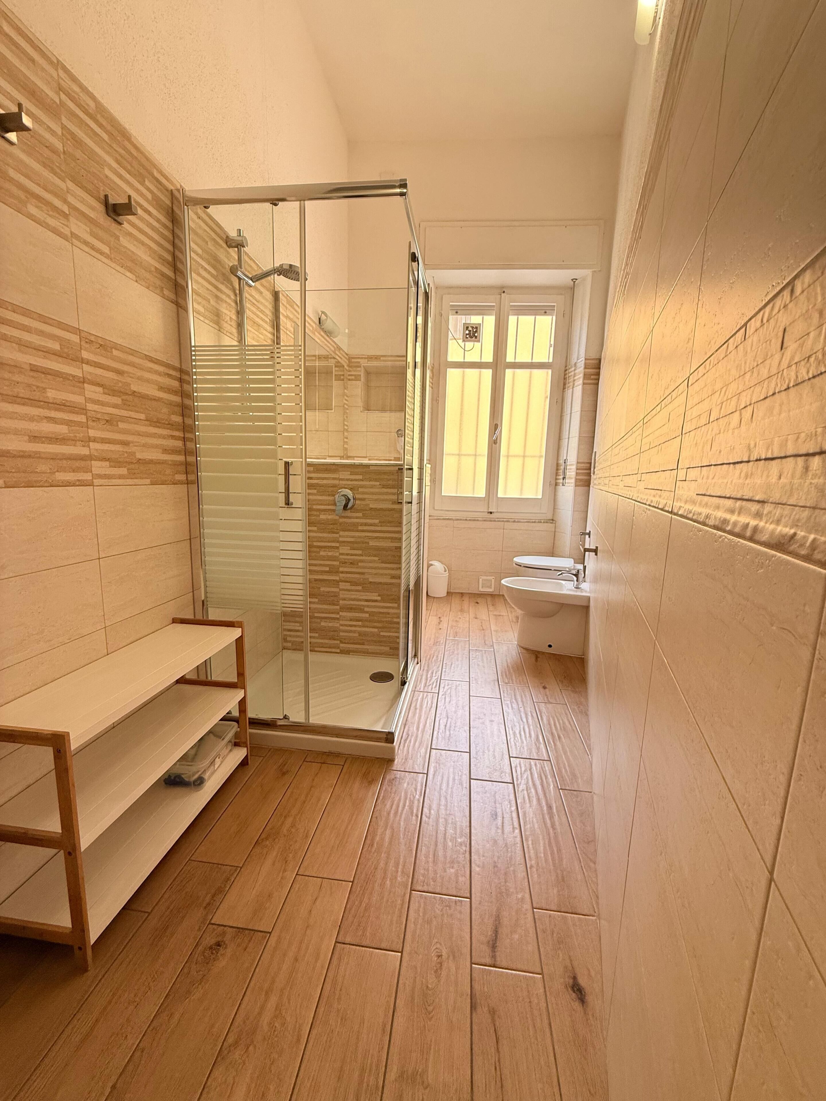 Haartrockner, Handtücher, Seife, Toilettenpapier
