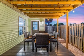 Outdoor dining - Side-by-Side Beach Bungalows • Sleeps 16 • 4BR/4BA • Walk 2 Beach •Pets Welcomed (Panama City Beach)