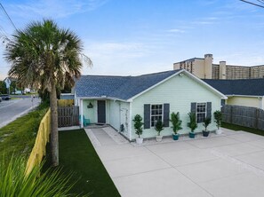 Exterior - Side-by-Side Beach Bungalows • Sleeps 16 • 4BR/4BA • Walk 2 Beach •Pets Welcomed (Panama City Beach)