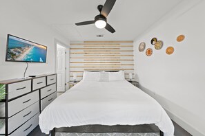 4 bedrooms, iron/ironing board, WiFi, bed sheets - Side-by-Side Beach Bungalows • Sleeps 16 • 4BR/4BA • Walk 2 Beach •Pets Welcomed (Panama City Beach)