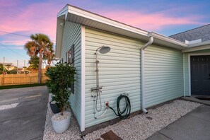 Property grounds - Side-by-Side Beach Bungalows • Sleeps 16 • 4BR/4BA • Walk 2 Beach •Pets Welcomed (Panama City Beach)