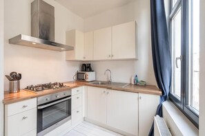 Private kitchen - Modern 1BR Stay for 7 in Antwerp (Antwerp)