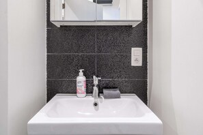 Apartment | Bathroom - Modern 1BR Stay for 7 in Antwerp (Antwerp)