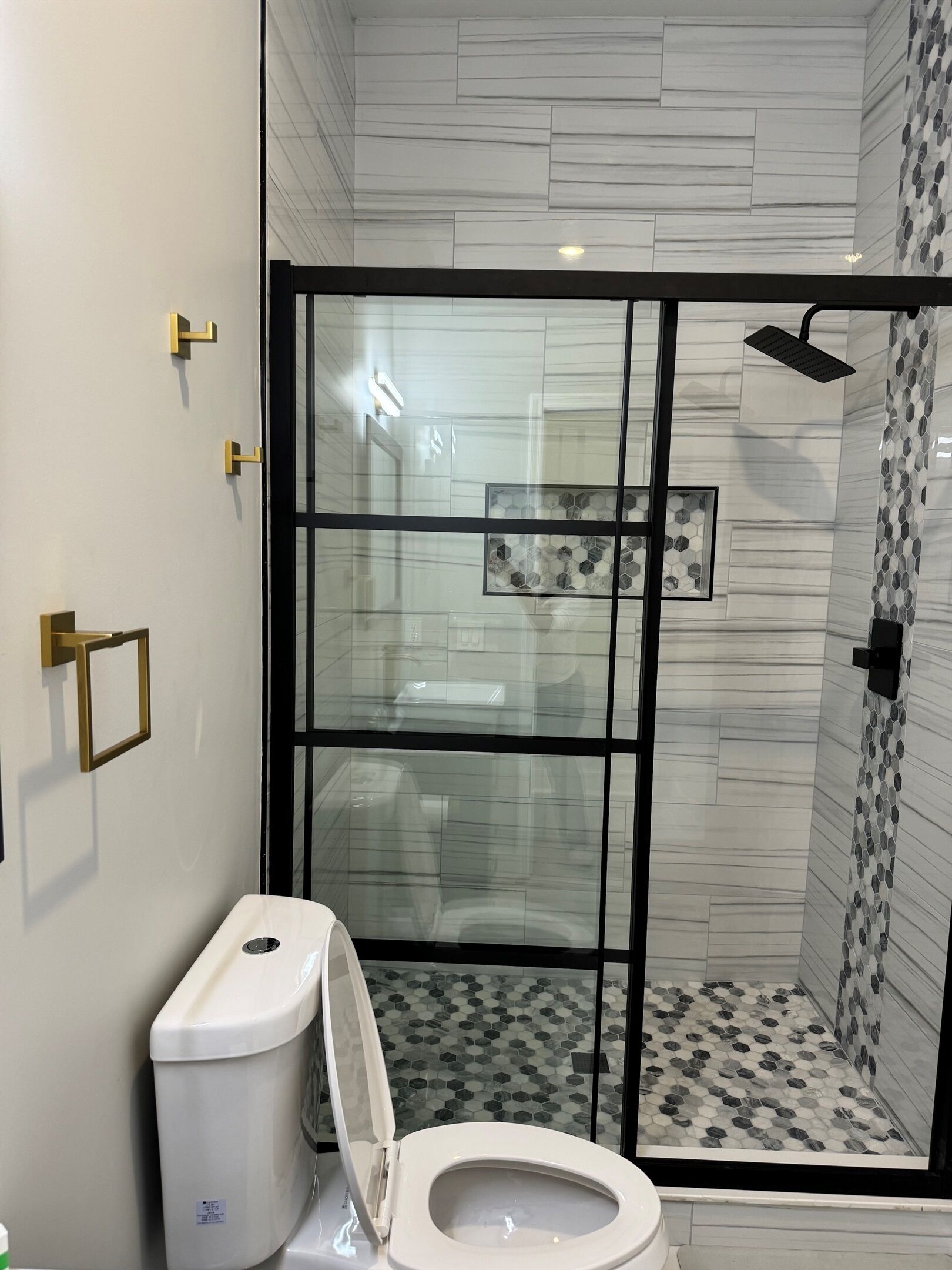 Douche, séchoir à cheveux, serviettes fournies
