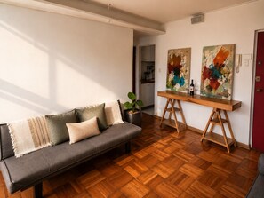 Living area - Luminous Home Studio with privileged view to the Park. Steps away from Metro Bilbao. Wifi (Providencia)
