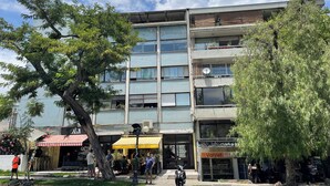 A multi-story building with balconies, a street in front, and a tree. - Luminous Home Studio with privileged view to the Park. Steps away from Metro Bilbao. Wifi (Providencia)