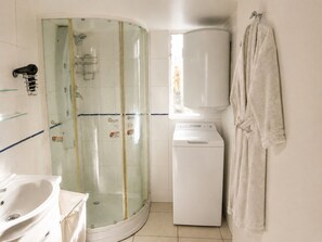 Hair dryer, towels, soap, toilet paper - Luminous Home Studio with privileged view to the Park. Steps away from Metro Bilbao. Wifi (Providencia)