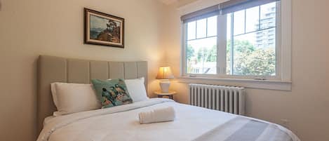4 bedrooms, iron/ironing board, WiFi, bed sheets