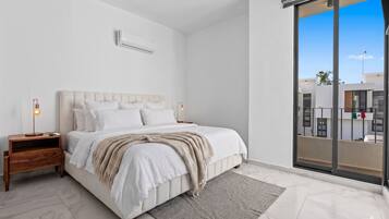 Villa | Desk, laptop workspace, free WiFi
