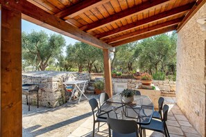 Outdoor dining - Apartment 'Lamia Pieranna' with Private Pool, Wi-Fi and Air Conditioning (Cisternino)