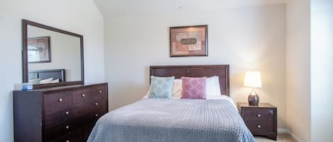 4 bedrooms, desk, iron/ironing board, WiFi (free)