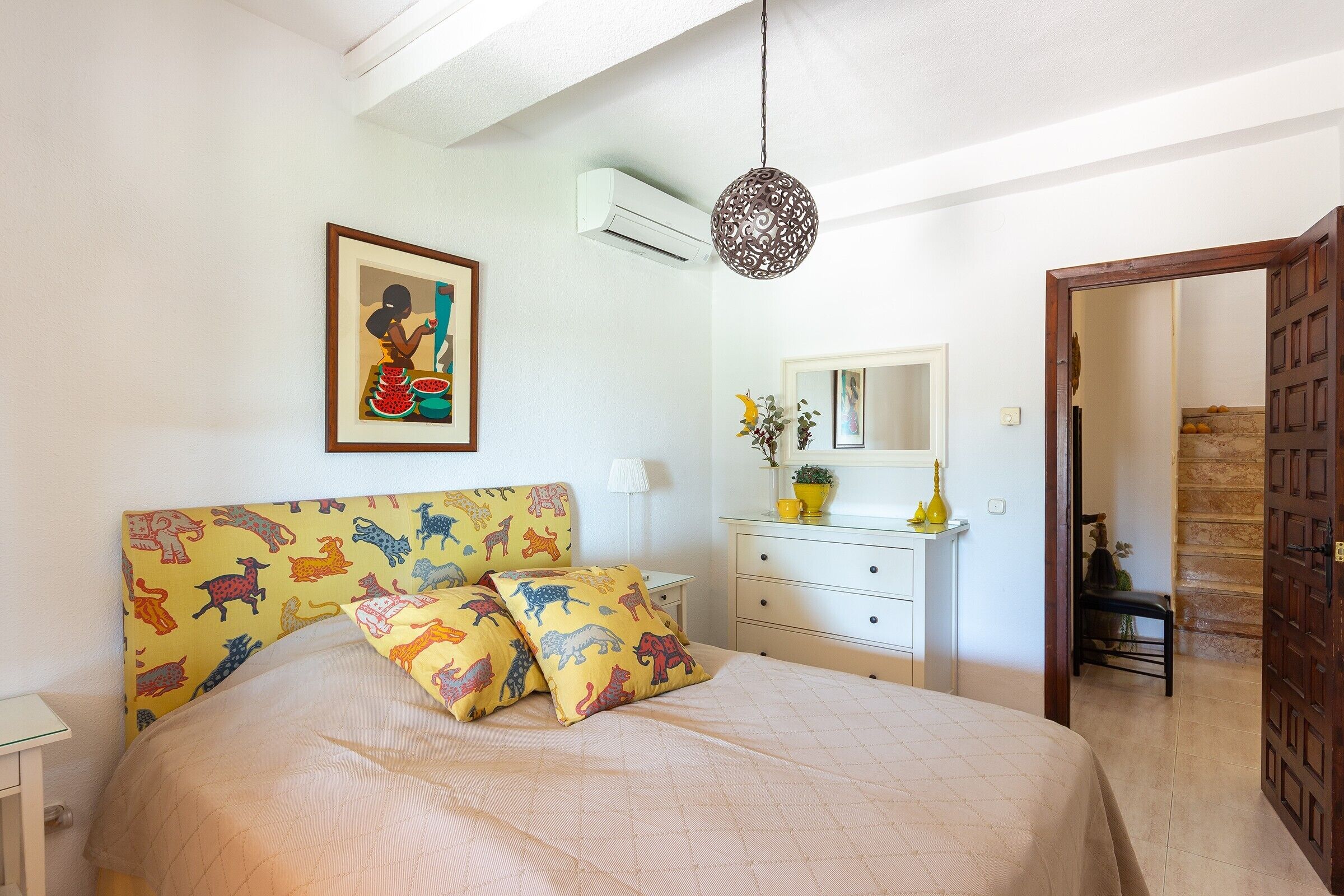 Tabla de planchar con plancha, wifi, ropa de cama