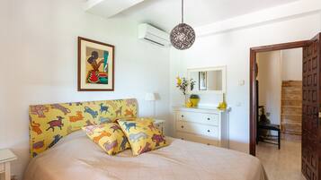 Tabla de planchar con plancha, wifi, ropa de cama