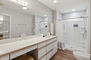 House, Multiple Beds, Patio (271 Liahona Circle) | Bathroom - Lakefront Home With Stunning Lake Views (Sunrise Beach)