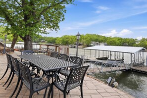 Outdoor dining - Lakefront Home With Stunning Lake Views (Sunrise Beach)