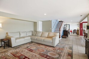 Hus, flere senger, terrasse (271 Liahona Circle) | Oppholdsområde