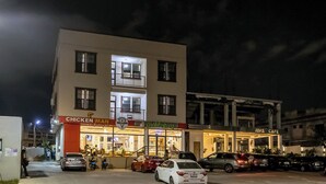 Ein mehrstöckiges Gebäude mit einem Chicken Man Restaurant und einem Java Cafe.