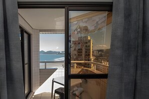 Departamento Deluxe, balcón, vista al mar | Interior