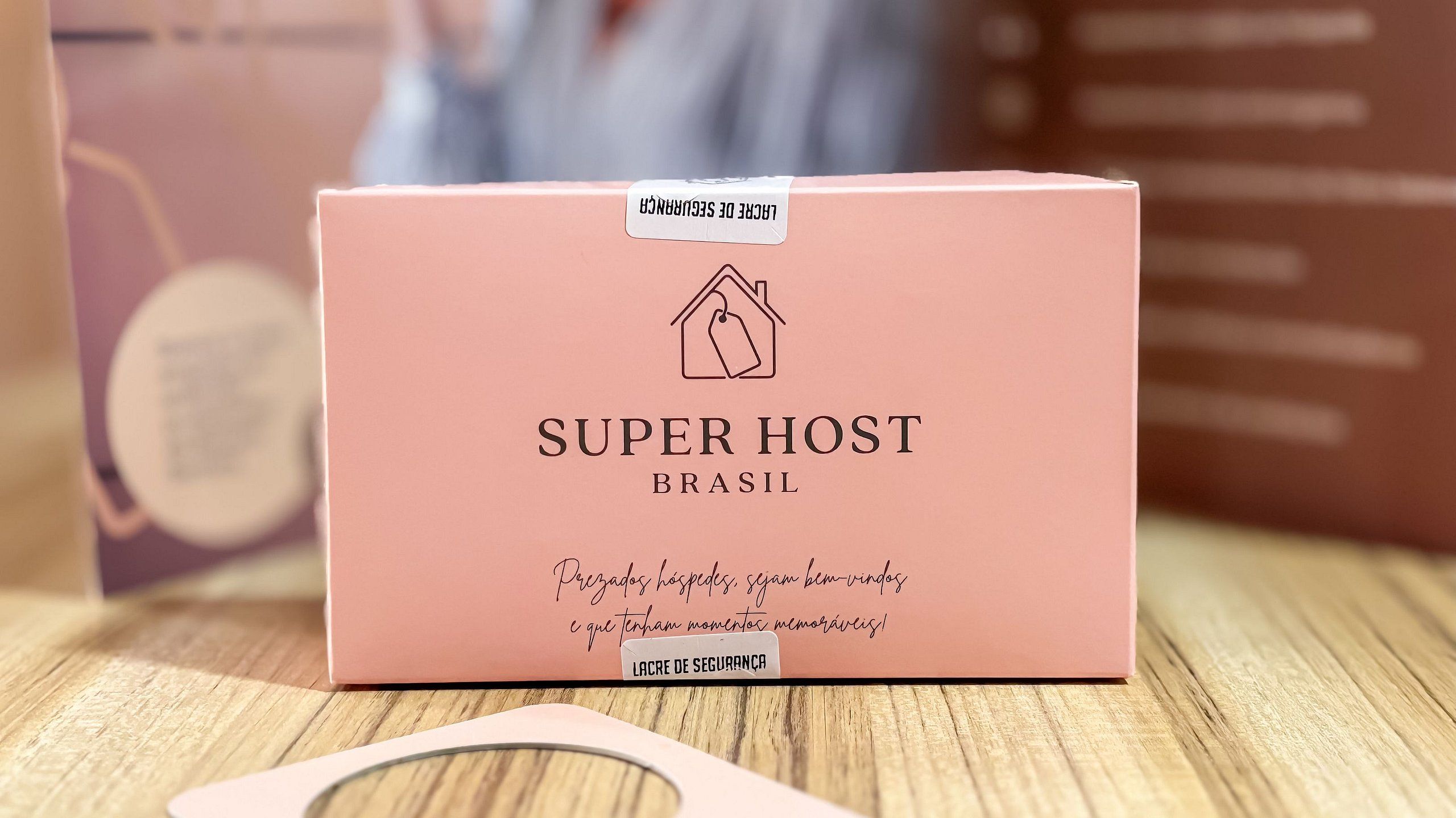 A pink box labeled 'SUPER HOST BRASIL' with a house icon and text.