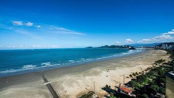 Departamento Deluxe, balcón, vista al mar | Playa | En la playa y 3 bares en la playa