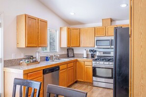 Fridge, microwave, oven, stovetop - Large Group Escape,  5 Beds, Pets Welcome (Reno)