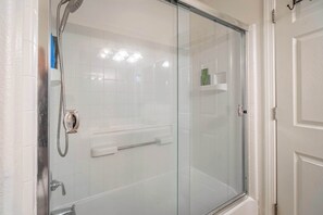 Douche, sèche-cheveux, serviettes fournies, shampoing