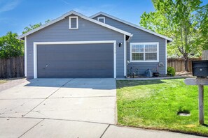 Exterior - Large Group Escape,  5 Beds, Pets Welcome (Reno)