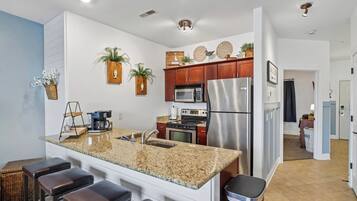 Refrigerador, microondas, horno, placa de cocina