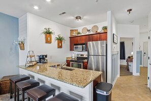 Fridge, microwave, oven, stovetop - Delton Dawn - Luxury at Delton Grand (Wisconsin Dells)