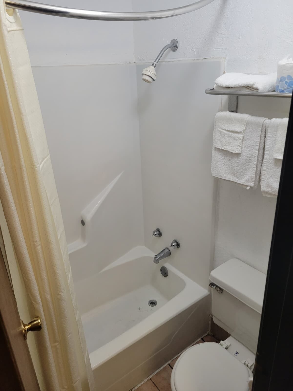 Dreibettzimmer | Badezimmer | Handt ücher, Seife, Shampoo, Toilettenpapier