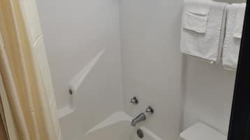 Un bagno con doccia, vasca, water e porta asciugamani.