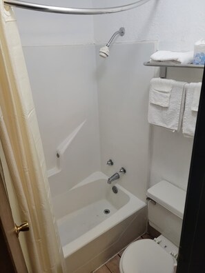 Dreibettzimmer | Badezimmer | Handtücher, Seife, Shampoo, Toilettenpapier