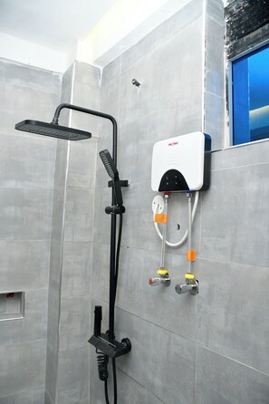Single Room, Balcony | Bathroom | Combined shower/bathtub, slippers, towels, soap