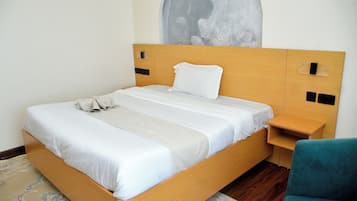 Studio Suite Tiêu chuẩn, ban công, quang cảnh vườn | Két bảo mật tại phòng, bàn, khu vực làm việc phù hợp cho laptop