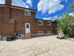 Exterior - Spacious 3BR Toronto Home Near Downtown (Toronto)
