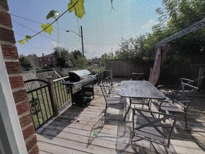 Outdoor dining - Spacious 3BR Toronto Home Near Downtown (Toronto)