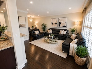 Living area - Spacious 3BR Toronto Home Near Downtown (Toronto)