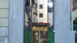 A building entrance with a number '43' sign, a gated entrance, and a small outdoor seating area. - Comfortable house with 2 rooms and full kitchen ideal for families and groups of friends (Napoli)
