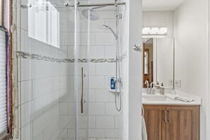 SĂšche-cheveux, serviettes fournies, savon, papier toilette