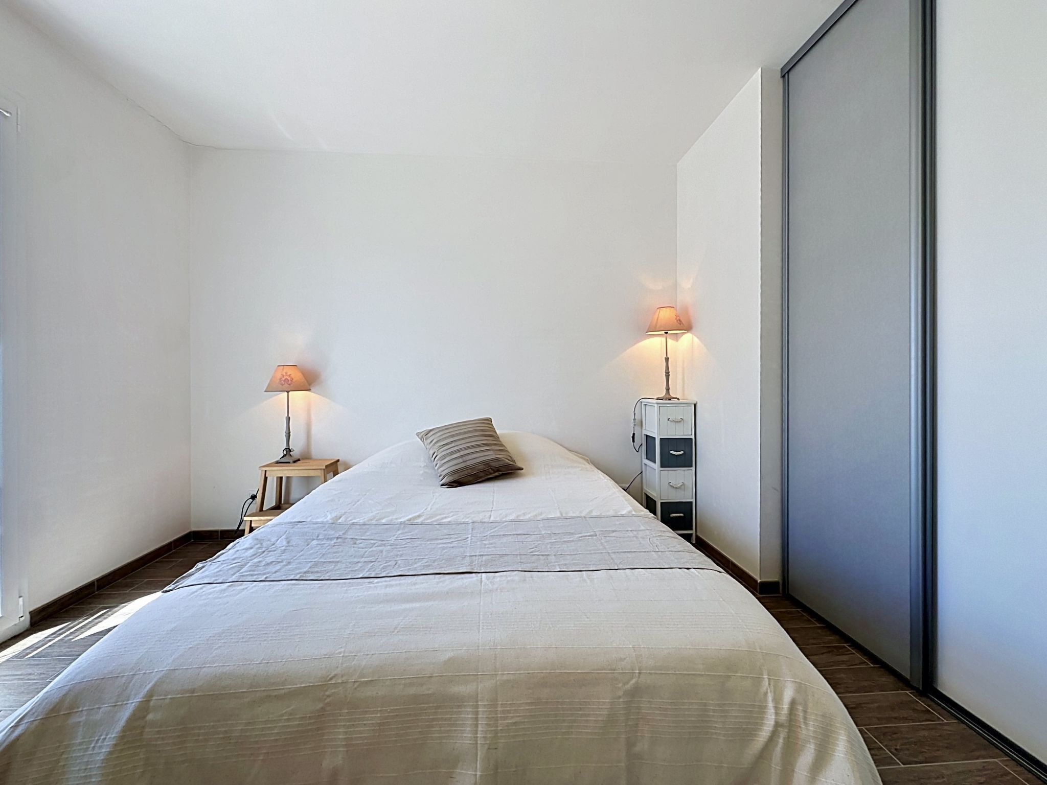 4 bedrooms, desk, internet