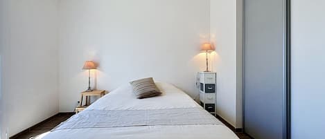 4 bedrooms, desk, internet