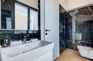 Een douche, een bubbelbad, een haardroger, een bidet