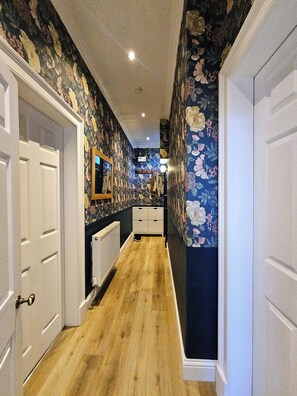 Interior - Stylish Leith Apartment· King Bed · 5G WiFi · Tram to Fringe/Center! (Edinburgh)