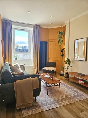 Living area - Stylish Leith Apartment· King Bed · 5G WiFi · Tram to Fringe/Center! (Edinburgh)