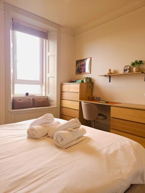 1 bedroom, iron/ironing board, WiFi, bed sheets - Stylish Leith Apartment· King Bed · 5G WiFi · Tram to Fringe/Center! (Edinburgh)