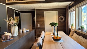 Dining - Voss- Myrkdalen West. Stunning apartment - free parking and car charging. (Vestland)