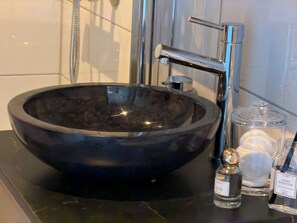 シャワー、ヘアドライヤー、タオル、石鹸