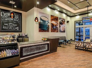 Ein Café mit einer Kreidetafel, einer Espressomaschine, einer Sitzgelegenheit und Blick auf die Straße.